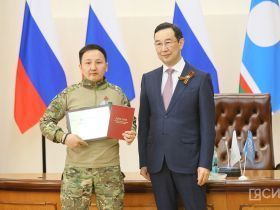Айсен Николаев вручил дипломы выпускникам программы «Якутия – земля героев»
