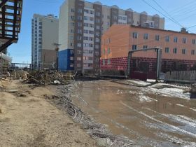 Все еще не «город белых кроссовок»: как выглядят улицы и дворы Якутска весной