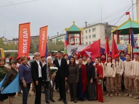Дворовый концерт организовали для жительницы блокадного Ленинграда в Якутске