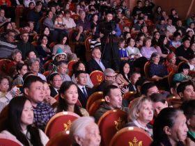 В День народного единства в Якутске юным якутянам вручили первые паспорта