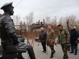 В Якутске возложили цветы к памятнику государственному деятелю Степану Аржакову