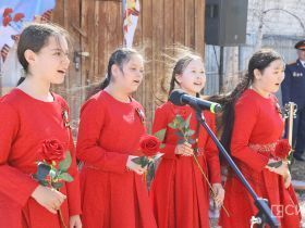«Поём двором»: в Мархе поздравили 102-летнего ветерана Наума Слепцова