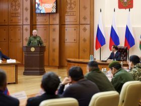 В преддверии Дня защитника Отечества Айсен Николаев вручил госнаграды участникам СВО