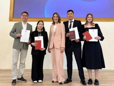 Дипломы с отличием вручили в Минобрнауки России выпускникам СВФУ