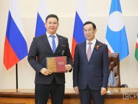 Айсен Николаев вручил дипломы выпускникам программы «Якутия – земля героев»