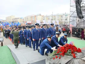 В Якутске провели акцию «Поклонимся великим тем годам» в честь 81-й годовщины Победы