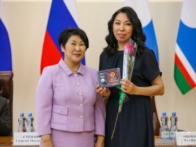 Государственные награды вручили медицинским работникам Якутии