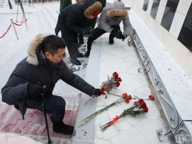 Якутяне возложили цветы в память погибших на озере Ильмень
