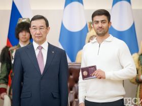 Айсен Николаев вручил государственные награды в честь Дня республики
