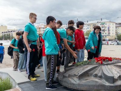 В Якутске юные дипломаты почтили память героев Великой Отечественной войны