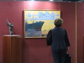 Живописец Федот Макаров подарил НХМ картины якутского снайпера и охотника