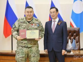Айсен Николаев вручил дипломы выпускникам программы «Якутия – земля героев»