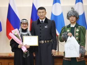 Носителям традиционной культуры вручили стипендии главы Якутии