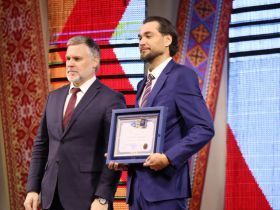 В День народного единства в Якутске юным якутянам вручили первые паспорта