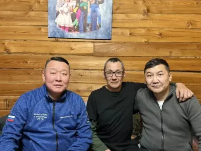 Вячеслав Емельянов установил дымовой извещатель в доме многодетной семьи в Томпонском районе