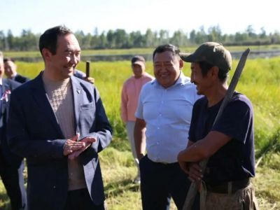 Глава Якутии встретился с сенокосчиками в Сунтарском улусе