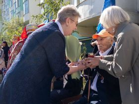 Лампадки с частичками Вечного огня передали ветеранам в Якутске