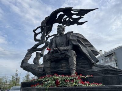 В Якутске возложили цветы к памятнику Алексею Кулаковскому