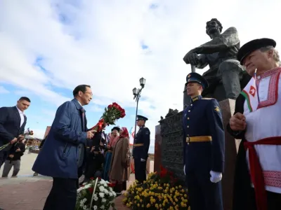 Глава Якутии возложил цветы к памятнику Петру Бекетову в честь 393-летия Якутска