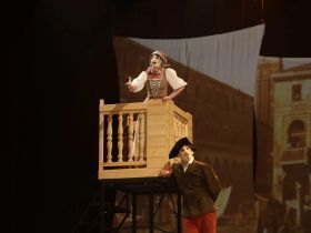 Яркая премьера комедии дель арте «Венецианские близнецы» состоялась в Русском театре