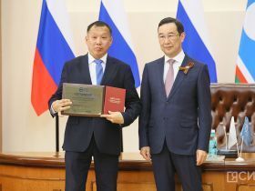 Айсен Николаев вручил дипломы выпускникам программы «Якутия – земля героев»