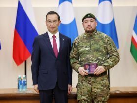 В преддверии Дня защитника Отечества Айсен Николаев вручил госнаграды участникам СВО