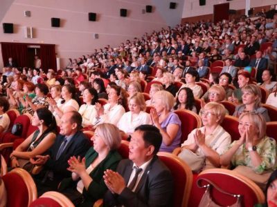 Глава Якутии поздравил с юбилеем Мирного и алмазодобывающей промышленности