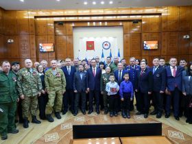 В преддверии Дня защитника Отечества Айсен Николаев вручил госнаграды участникам СВО