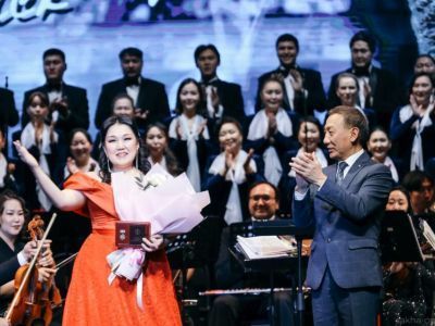 Двойной триумф: Екатерина Захарова стала заслуженной артисткой Якутии