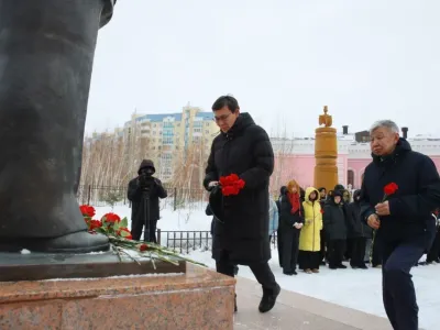 В Якутске возложили цветы к памятнику государственному деятелю республики Илье Винокурову