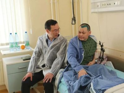 Айсен Николаев навестил раненых бойцов из Якутии