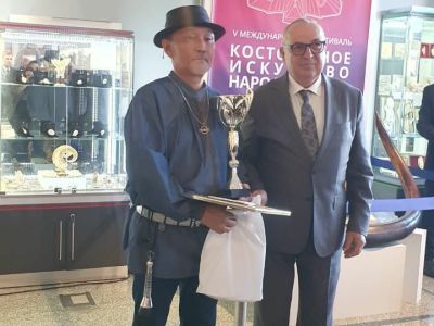 Якутский косторез победил на международном фестивале в Магадане