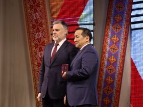 В День народного единства в Якутске юным якутянам вручили первые паспорта