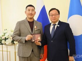 Государственные награды вручили медицинским работникам Якутии