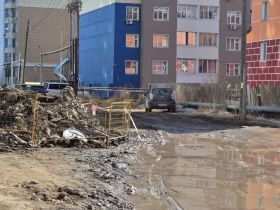 Все еще не «город белых кроссовок»: как выглядят улицы и дворы Якутска весной