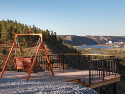 Осужденные изготовили качели и скамейки для новой смотровой площадки Якутска