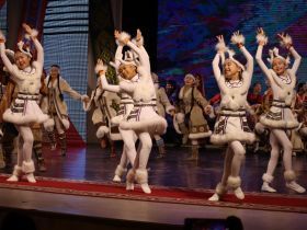 В День народного единства в Якутске юным якутянам вручили первые паспорта