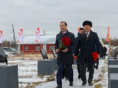 Айсен Николаев возложил цветы к памятнику Федору Попову на его малой родине