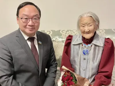 В Якутии с вековым юбилеем поздравили ветерана тыла и труда Анну Атласову