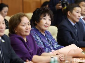 Высокие награды и почётные звания вручили якутянкам в преддверии 8 Марта