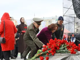 В Якутске провели акцию «Поклонимся великим тем годам» в честь 81-й годовщины Победы