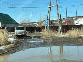 Все еще не «город белых кроссовок»: как выглядят улицы и дворы Якутска весной