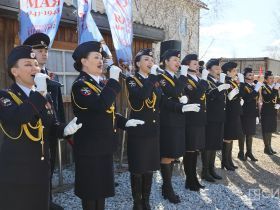 «Поём двором»: в Мархе поздравили 102-летнего ветерана Наума Слепцова