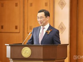 Айсен Николаев вручил дипломы выпускникам программы «Якутия – земля героев»