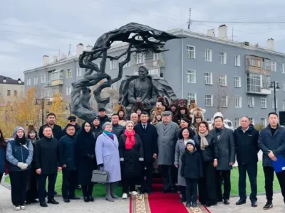 В День государственности Якутии возложили цветы к памятнику Алексею Кулаковскому