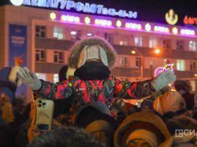 На площади Орджоникидзе зажгли ёлку Якутска