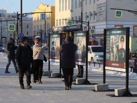 В центре Якутска открыли выставку «Герои и подвиги»