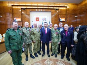 В преддверии Дня защитника Отечества Айсен Николаев вручил госнаграды участникам СВО