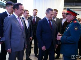 Юрий Трутнев посетил выставку креативных продуктов в Якутске