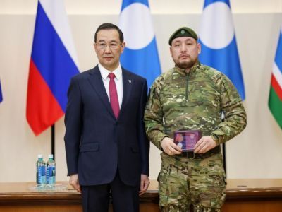 В преддверии Дня защитника Отечества Айсен Николаев вручил госнаграды участникам СВО